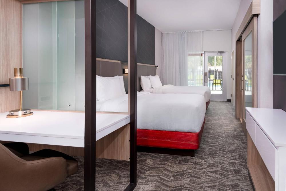 Queen Suite with with Pool Access - Mobility/Hearing Accessible with Tub interior